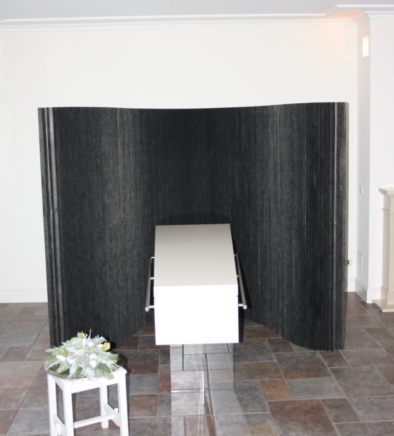 Zwart Softwall rouwscherm in combinatie met witte kist.